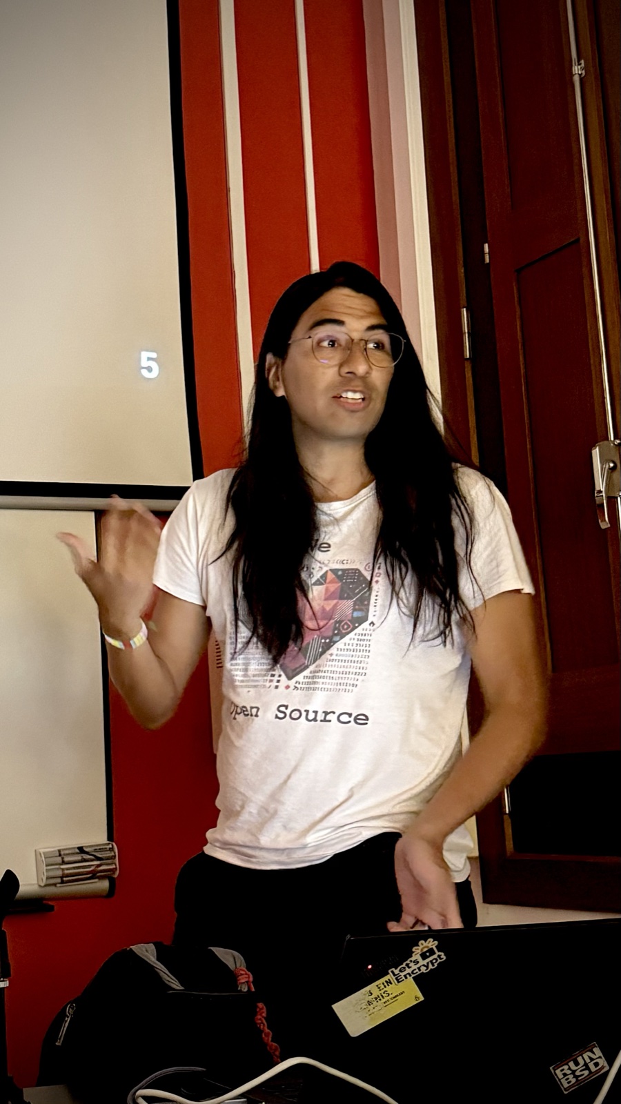 evilham gesticulant davant de la projecció durant la seva xerrada